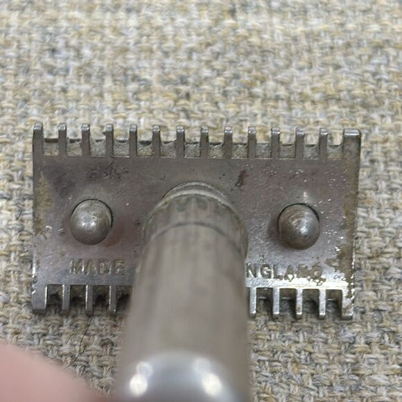 Vintage razor made in England - Picture 2 of 2